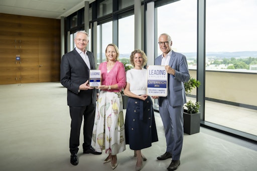 HYPO NOE Vorstand Udo Birkner, HYPO NOE Leiterin People & Culture
Petra Fritscher, HYPO NOE Engagement Managerin Alexandra Wiedemann
und HYPO NOE Vorstand Wolfgang Viehauser präsentieren die
Auszeichnung als Leading Employer.