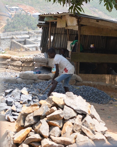 Ein leider gewohntes Bild in Sierra Leone. Stundenlang
zerschlagen Kinder in der Hitze Felsen zu Schotter, oft um den
Lebensunterhalt ihrer Familien mitzufinanzieren. Diese extrem harte
Arbeit findet meist unter gefährlichen Bedingungen statt, bei denen
Verletzungen und tödliche Unfälle durch Steinschlag keine Seltenheit
sind.