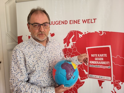 Vorschau Bild von Gemeinsam mit der Initiative "Kinderarbeit stoppen!", bei der
Jugend Eine Welt Bündnispartner ist, zeigt Jugend Eine
Welt-Geschäftsführer Reinhard Heiserer Kinderarbeit die Rote Karte.