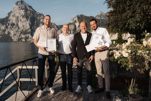v.l. Johann Gruber von Gesslbauer GmbH (Gewinner „Motorrad“),
Christian Mazurkiewicz von LCT Autohandel GmbH, Santander-CCO
Michael Schwaiger und Lazar Cvetkovic von LCT Autohandel GmbH
(Gewinner „Gebrauchtwagen“).