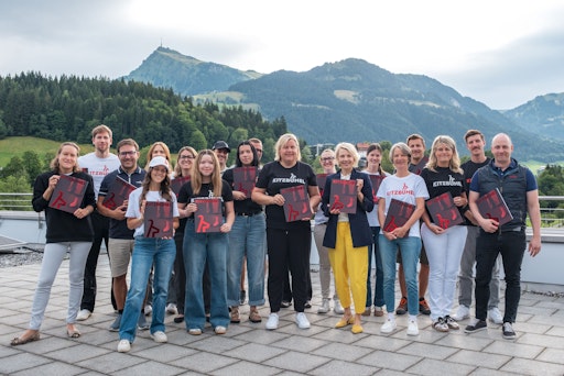 Die Marketingarbeit von Kitzbühel Tourismus wird seit Jahren
national und international ausgezeichnet. Nun erhielt das von
Kitzbühel Tourismus initiierte KITZBÜHEL Magazin den German Brand
Award in der Kategorie Excellent Brands. Der renommierte Preis zählt
zu den bedeutendsten Auszeichnungen für Markenführung und Marketing
im deutschsprachigen Raum und genießt auch international hohes
Ansehen.