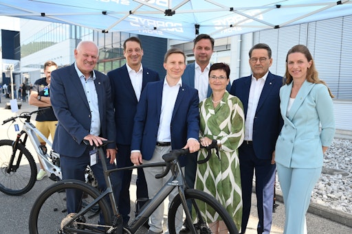 v.l.n.r.: Mag. Dr. Klaus Niedl (Head of Group HR), Mag. Stefan
Krenn (Vorstand NOVOMATIC AG), Mag. Christoph Neubauer (Director
Group CR & ESG), Mag. Johannes Gratzl (Vorstand NOVOMATIC AG),
Dagmar Händler (Bürgermeisterin Gumpoldskirchen), Dipl.-Ing. Ryszard
Presch (Vorstand NOVOMATIC AG), Mag. Alexandra Lindlbauer (Director
Group Marketing & Communications)