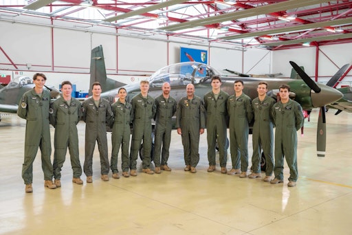 Vorschau Bild von Die Pilotin und neun Piloten der Fluggruppe 64 und der Kommandant
der Luftstreifkräfte Generalmajor Gerfried Promberger
