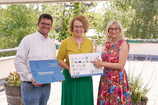 Foto: v.l.n.r: Medienkoordinator Gerald Spiess, Landesrätin
Christiane Teschl-Hofmeister und Geschäftsführerin Gesundheit
Thermenregion Dr. Silvia Bodi, Msc