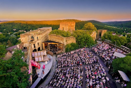 Oper BURG GARS, Österreich größtes akustisch unverstärktes
Freiluft-Opernfestival.
