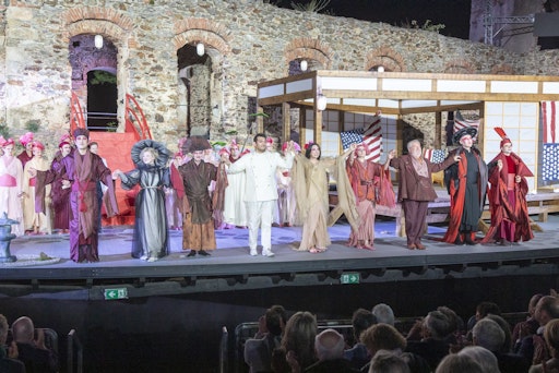 Vorschau Bild von Minutenlange Standing Ovations für das Ensemble