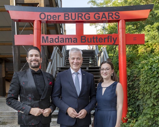 Vorschau Bild von In Vertretung für Landeshauptfrau Johanna Mikl-Leitner wurden die
37. Opernfestspiele von Finanzlandesrat Anton Kasser feierlich
eröffnet