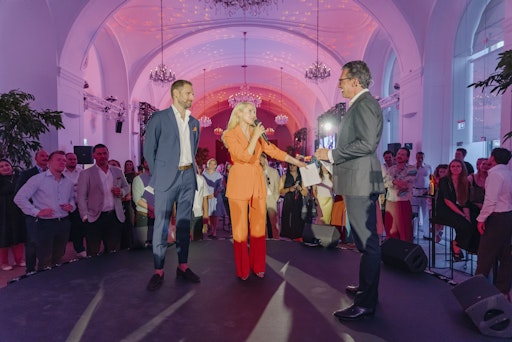 Vorschau Bild von Stephan Heyng, GF BAT Austria, Max Tolsdorff, Senior Category
Manager Heated Products, und Silvia Schneider auf der glo-Bühne vor
400 Gästen und Influencern aus Wirtschaft, Society und Lifestyle
