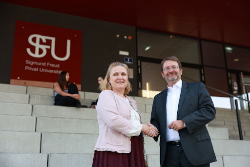 Vorschau Bild von Rektor Johannes Pollak freut sich auf die zukünftige
Zusammenarbeit mit der erfahrenen Fachärztin Prof.
Krzyzanowska-Mittermayer. Hier gemeinsam vor dem Hauptgebäude der
SFU am Campus Prater am Freudplatz in Wien.