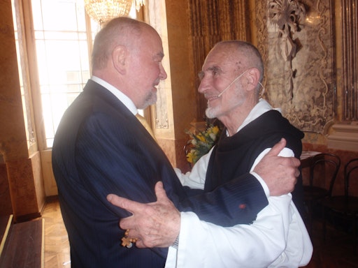 V.l.: Gerhard Weißgrab, der Präsident der Österreichischen
Buddhistischen Religionsgesellschaft, und Bruder David Steindl-Rast
