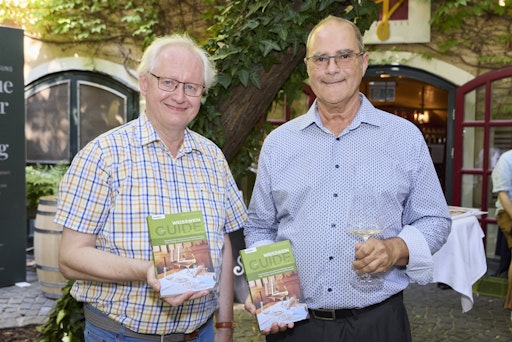 https://www.apa-fotoservice.at/galerie/40045 Weißwein Guide
Austria 2026 Herausgeber Johannes Fiala (rechts) und Sommelier-Ikone
Adi Schmid (links) bei der Weißwein Guide Austria 2026 Präsentation
inklusive Tischverkostung der Siegerweine im Innenhof des Restaurant
Gergely´s.