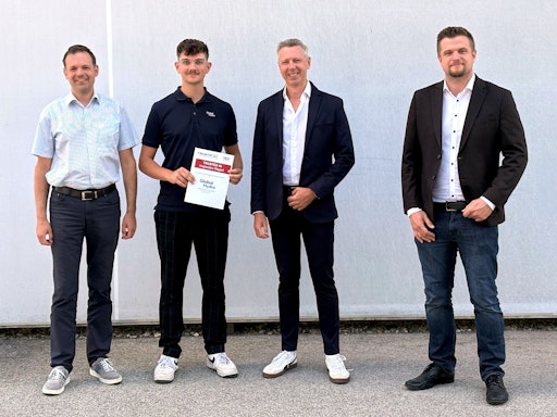 Der erfolgreiche Abschluss dieser Inspektion zeigt, wie
vertrauenswürdige KI in kritischen industriellen Anwendungen
umgesetzt werden kann (vlnr): Günther Weidenholzer (Global Hydro),
Felix Minixhofer (Global Hydro), Michael Weberberger (TRUSTIFAI),
Andreas Gruber (TRUSTIFAI).