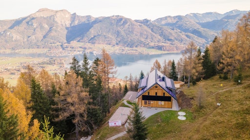 Das Dach der Bleckwandhütte ist mit Photovoltaik bedeckt und
liefert 98% des Stroms der Hütte.