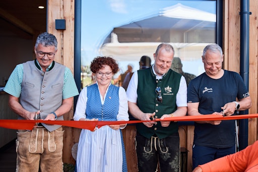 Vorschau Bild von Personen von links nach rechts: Harald Humer, Bürgermeister von
Strobl, Staatssekretärin Elisabeth Zehetner, Andreas De Bettin,
Vorsitzender der Naturfreunde Oberösterreich und Andreas Schieder,
Vorsitzender Naturfreunde Österreich.
