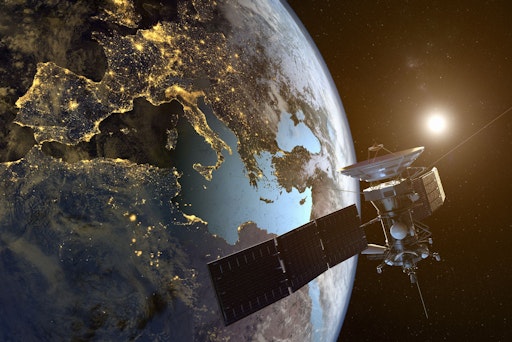 Dem AIT Austrian Institute of Technology und der Deutschen
Telekom wurden im Rahmen des Quantentechnologie-Programms der
Europäischen Kommission die zwei neuen Coordination and Support
Actions (CSAs) PETRUS2 und HarmoniQCI zugesprochen. Beide Projekte
ergänzen einander und unterstützen die Weiterentwicklung,
Standardisierung und langfristige Nachhaltigkeit europäischer
Quantenkommunikationsinfrastrukturen.