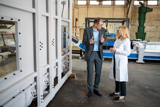 Vorschau Bild von Herwig Thiel und Nancy Sanders vor der Pilotanlage RewinPlast