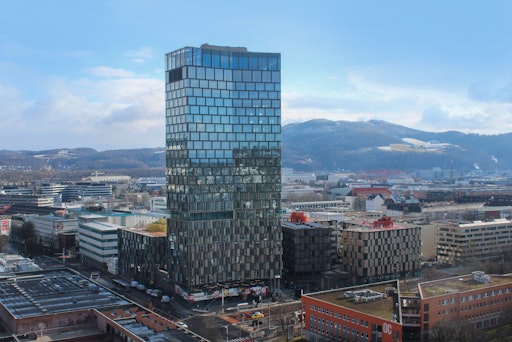 Vorschau Bild von Mit der Eröffnung des QUADRILL in Linz, einem Immobilienprojekt
der BODNER Gruppe, ist rund um die Tabakfabrik ein neues, modernes
Stadtquartier entstanden. Der Nutzungsmix aus Büroflächen, Hotel,
Wohnungen, Handel und Gastronomie bringt täglich unterschiedlichste
Abfallmengen mit sich – und damit hohe Anforderungen an eine
saubere, effiziente und nachvollziehbare Abfallentsorgung.