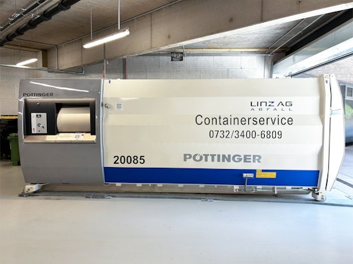 Für die Entsorgung kommt im Quadrill Tower der MULTIPRESS ECO von
PÖTTINGER Entsorgungstechnik zum Einsatz – ein innovatives System,
das Abfall direkt vor Ort sammelt, verdichtet und die eingebrachten
Mengen transparent erfasst.
