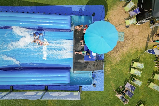 die mobile Surfwelle steht bis 19. Juli im Kurpark Velden &
wandert dann weiter nach Reifnitz (bis 09. August) und Bodensdorf am
Ossiacher See (bis 30. August)