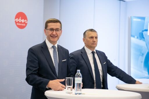 V.l.: Wirtschafts- und Forschungs-Landesrat Markus Achleitner und DI Dr. Wilfried Enzenhofer, MBA, Geschäftsführer der Upper Austrian Research GmbH. (Fotograf: Lina Spenlingwimmer; Bildrechte: Land OÖ)