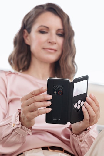 Vorschau Bild von Frau mit dem emporiaSMART.8 mit patentiertem Smartcover
