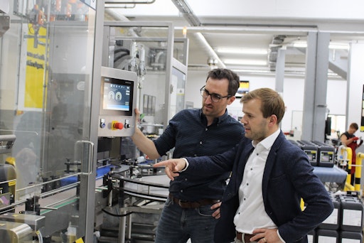 Rainer Pascher, Geschäftsführer Murexin GmbH (rechts) und
Werksleiter Karl Ott (links) begutachten die Murexin Flexline. Die
neue Abfüllanlage für Kanister und Flaschen ist für Grundierungen
aus allen Produktbereichen konzipiert.