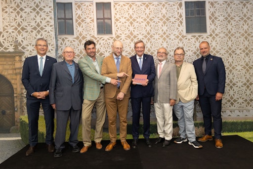 Am Bild v.l. Hartwig Löger (CEO Vienna Insurance Group), Dr.
Günter Geyer (Aufsichtsratspräsident Wiener Städtische
Versicherungsverein), Ing. Martin Diviš, MBA (CEO Kooperativa
pojišťovna), Dr. Jiří Šitler (Botschafter der Tschechischen Republik
in Österreich), Mag. Robert Lasshofer (Vorstandsvorsitzender Wiener
Städtische Versicherungsverein), Adolph Stiller (Kurator), Stephan
Templ (Konzept und Beratung) und Alexandr Nogrády (Bürgermeister von
Český Krumlov).
