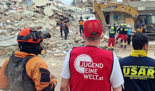 Vorschau Bild von Rund drei Wochen nach den schweren Erdbeben in Venezuela ist die
Suche nach Überlebenden eingestellt worden. Die Anzahl der Toten
wird täglich nach oben revidiert, da aufgrund der beginnenden
Trümmerbeseitigung immer mehr Tote freigelegt werden. Jugend Eine
Welt ist vor Ort und versorgt die notleidende Bevölkerung u.a. mit
Hilfspaketen.