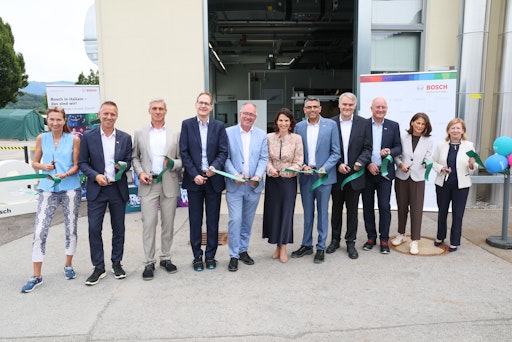 Im Bild v.l.n.r.: Irene Schulte (Geschäftsführerin IV Salzburg),
Peter Eder (Präsident Arbeiterkammer Salzburg), Kurt Schrattbauer
(stv. Entwicklungsleiter Bosch Hallein), Stefan Schenk (weltweiter
Bosch-Produktbereichsleiter), Alexander Stangassinger (Halleiner
Bürgermeister), Karoline Edtstadler (Landeshauptfrau Salzburg),
Amandeep Singh (kfm. Bosch-Werksleiter Hallein), Christian Sander
(techn. Bosch-Werksleiter Hallein), Helmut Weinwurm (Bosch
Österreich CEO), Monika Vogl (Bezirkshauptfrau Tennengau), Marianne
Kusejko (Vizepräsidentin Wirtschaftskammer Salzburg)
