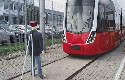 Straßenbahn mit intelligentem Bremssystem, bremst vor Hindernis
(Dummy)