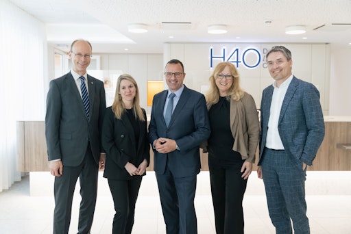 v.l.n.r.: Hans Aubauer (Leiter der Krankenversicherung bei
UNIQA), Verena Prenner (UNIQA HealthService), Dr. Bernd Bartosek
(Gründer und CEO des H4O Dental Life Center), Sabina Rutar (COO H4O
Dental Life Center) und Michael Fuchs (GF UNIQA HealthService)
freuen sich über die innovative Partnerschaft.