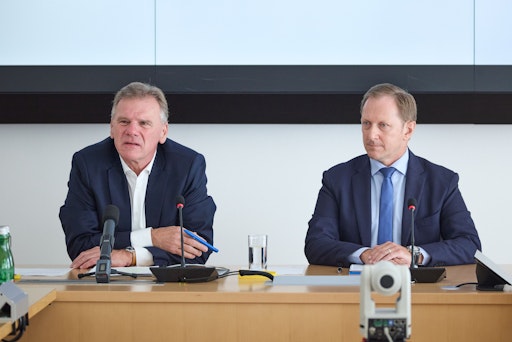 Dipl.-Ing. Mag. Michael Strebl und Prof DI Dr. Alfons Haber, MBA,
Vorstände der E-Control beim Pressegespräch (v.l.)