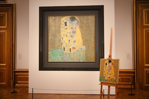 Vorschau Bild von LEGO® Art Gustav Klimt Der Kuss vor dem Meisterwerk // Weiterer
Text über ots und www.presseportal.de/nr/65052 / Die Verwendung
dieses Bildes für redaktionelle Zwecke ist unter Beachtung aller
mitgeteilten Nutzungsbedingungen zulässig und dann auch honorarfrei.
Veröffentlichung ausschließlich mit Bildrechte-Hinweis.