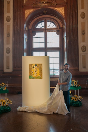 Vorschau Bild von LEGO Designer Milan Madge enthüllt das neue LEGO Art Set Gustav
Klimt Der Kuss // Weiterer Text über ots und
www.presseportal.de/nr/65052 / Die Verwendung dieses Bildes für
redaktionelle Zwecke ist unter Beachtung aller mitgeteilten
Nutzungsbedingungen zulässig und dann auch honorarfrei.
Veröffentlichung ausschließlich mit Bildrechte-Hinweis.