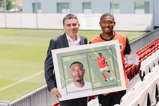 David Alaba und Peter Umundum, Generaldirektor-Stellvertreter,
Vorstand für Paket & Logistik, Österreichische Post AG, bei der
Vorstellung des neuen Briefmarkenblocks