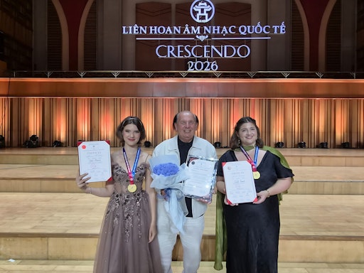 "Cheanny" Christina Shamiyeh und Carmen Binder präsentieren ihre
GOLD AWARDS von CRESCENDO - International Festival & Competition
gemeinsam mit "Falco goes school" Manager Wolfgang Kosmata in der
Musikakademie Hanoi/Vietnam.
