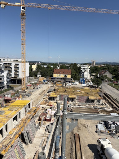Vorschau Bild von Das Quartier Mitte in St. Pölten wächst weiter. Anfang des Jahres
wurde mit dem Bau von zwei weiteren Wohnprojekten im Quartier Mitte
begonnen. Die Fertigstellung der über 80 Mietwohnungen ist für Ende
2027 geplant.