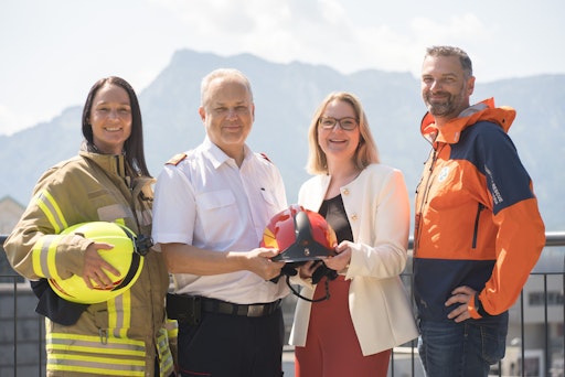 V.l.: Romy Richter (dm Mitarbeiterin, Freiwillige Feuerwehr
Deutschland), FVPräs Günter Trinker (Landesfeuerwehrkommandant
Salzburg), Karin Reisinger (dm Ressortleiterin Mitarbeiter und
Mitglied der dm Geschäftsleitung), Markus Maurer (dm Mitarbeiter,
Bergrettung Salzburg, Leiter Canyoninggruppe Nord)