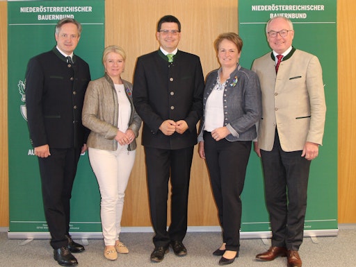 Weichenstellung in der Landwirtschaftskammer Niederösterreich:
Der scheidende LK-Präsident Johannes Schmuckenschlager mit der
designierten LK-Vizepräsidentin Irene Neumann-Hartberger, seinem
designierten Nachfolger Lorenz Mayr, LK-Vizepräsidentin Andrea
Wagner und NÖ Bauernbundobmann LH-Stv. Stephan Pernkopf.