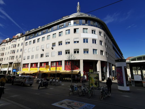Reschgasse 20 im Wiener Bezirk Meidling. Das 6.400 m² große
Gebäude wurde von Revetas Capital im Rahmen eines Off-Market-Ankaufs
gesichert und wird im Zuge der DACH-Residential-for-Sale-Plattform
des Unternehmens in rund 90 Eigentumswohnungen umgewandelt.