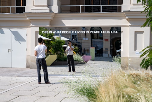 The Mirror of Peace von Renee van Bavel steht im MQ Haupthof.