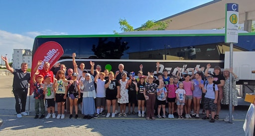 Abfahrt der Kinder und ihrer BetreuerInnen in Wiener Neustadt