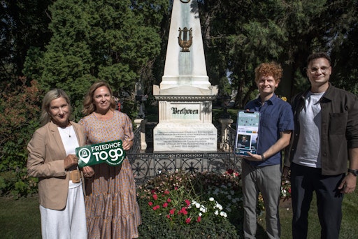 Vorschau Bild von Monika Unterholzner (stellv. Generaldirektorin Wiener
Stadtwerke), Renate Niklas (Geschäftsführerin der Friedhöfe Wien),
Florian Kowarsch und Julian Harbort von nuseum.ai