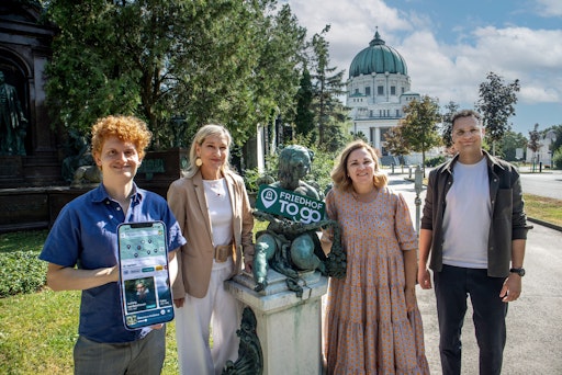 Florian Kowarsch (nuseum.ai), Monika Unterholzner (stellv.
Generaldirektorin Wiener Stadtwerke), Renate Niklas
(Geschäftsführerin Friedhöfe Wien) und Julian Harbort (nuseum.ai)