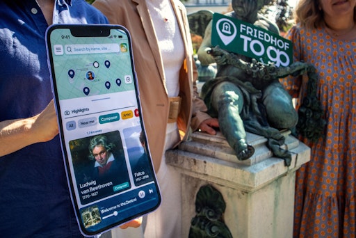 Vorschau Bild von Close-up browserbasierte Anwendung am Smartphone. Falco und Co in
der Hosentasche.
