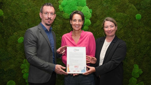 v.l.n.r. Julian Unger
(Gleichbehandlungsbeauftragter/Pressesprecher), Christine
Sumper-Billinger (Geschäftsführerin), Barbara Holzbauer (Leiterin
Strategy & Communications) mit der unterzeichneten Urkunde der
„Charta der Vielfalt“