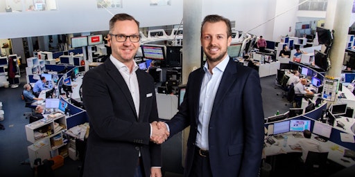 Roland Schmid, Eigentümer und Geschäftsführer der IMMOunited
GmbH, und Niki Fellner, Geschäftsführer der oe24 media group,
besiegeln die neue strategische Medienpartnerschaft zwischen
IMMOunited und oe24.