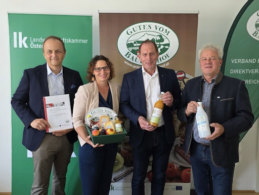 Der Geschäftsführer der KeyQUEST Marktforschung, Johannes Mayr,
Direktvermarkterin Petra Lechner, LK Österreich-Präsident Josef
Moosbrugger und der Obmann des „Verbands bäuerlicher
Direktvermarkter Österreich – Gutes vom Bauernhof“, Karl Grabmayr,
heute beim Pressegespräch in Wien.