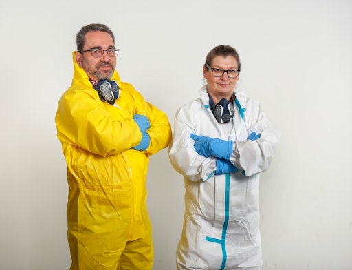 Anna und Andreas Karwas im Schutzanzug