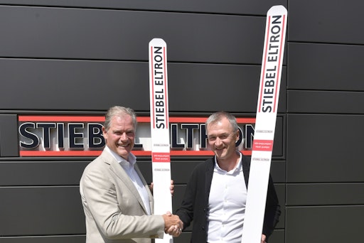Mit einem Handschlag von Franz Föttinger (rechts), CEO Fischer
Sports GmbH, und Stiebel Eltron-Geschäftsführer Heinz-Werner Schmidt
wurde jetzt der Einstieg von Stiebel Eltron in das internationale
Skisprung-Sponsoring besiegelt. // Weiterer Text über ots und
www.presseportal.de/nr/62786 / Die Verwendung dieses Bildes für
redaktionelle Zwecke ist unter Beachtung aller mitgeteilten
Nutzungsbedingungen zulässig und dann auch honorarfrei.
Veröffentlichung ausschließlich mit Bildrechte-Hinweis.